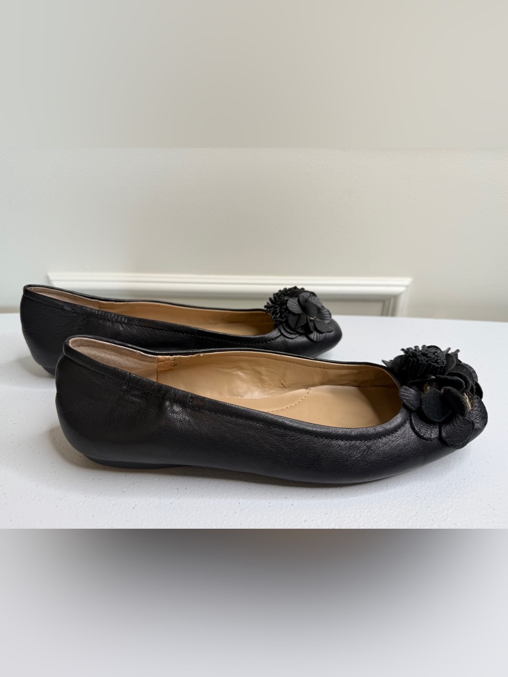 Women’s Bandolino Black Floral Embellishment Faux Leather Ballet Flats, sz 7 - Picture 4 of 11